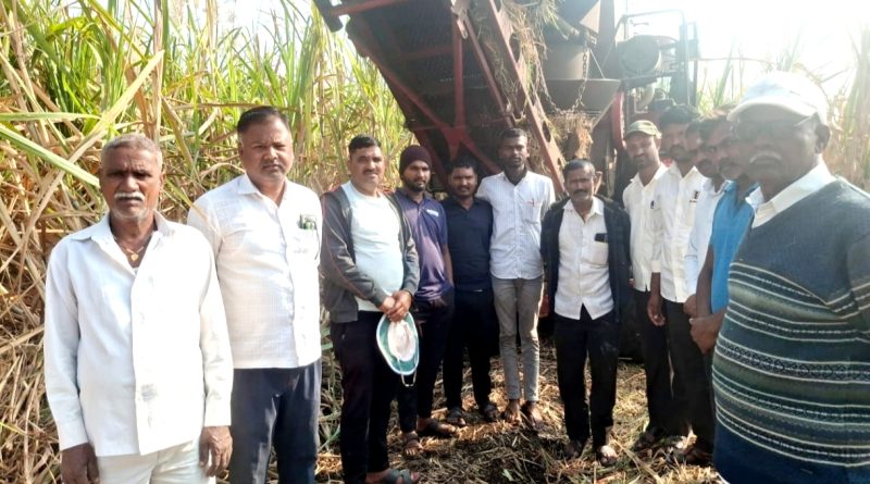 सोमेश्वर सहकारी साखर कारखान्याच्या सहा ब नंबर गटात हार्वेस्टरद्वारे ऊस तोडणी सुरू