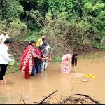 कऱ्हामाई नदीला पूरसदृश प्रवाह, जल पूजन करून ओटी भरत  शेतकऱ्यांच्या समृद्धीसाठी प्रार्थना! सासवड शहर भाजपा अध्यक्षा सोनाली गिरमे यांचा उपक्रम!!