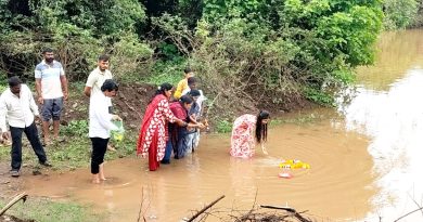कऱ्हामाई नदीला पूरसदृश प्रवाह, जल पूजन करून ओटी भरत  शेतकऱ्यांच्या समृद्धीसाठी प्रार्थना! सासवड शहर भाजपा अध्यक्षा सोनाली गिरमे यांचा उपक्रम!!