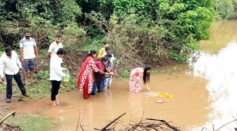 कऱ्हामाई नदीला पूरसदृश प्रवाह, जल पूजन करून ओटी भरत  शेतकऱ्यांच्या समृद्धीसाठी प्रार्थना! सासवड शहर भाजपा अध्यक्षा सोनाली गिरमे यांचा उपक्रम!!