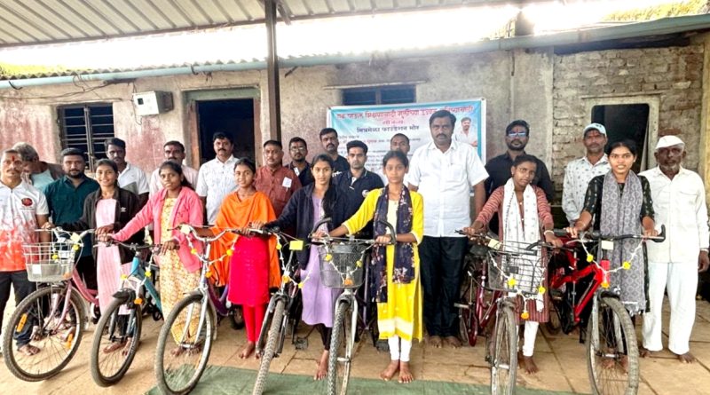 दुर्गम कुंड – राजीवडीतील विद्यार्थिनींची पायपीट थांबणार, मित्र मेळा फाउंडेशन  कडून मुलींना सात सायकलींचे मोफत वाटप!